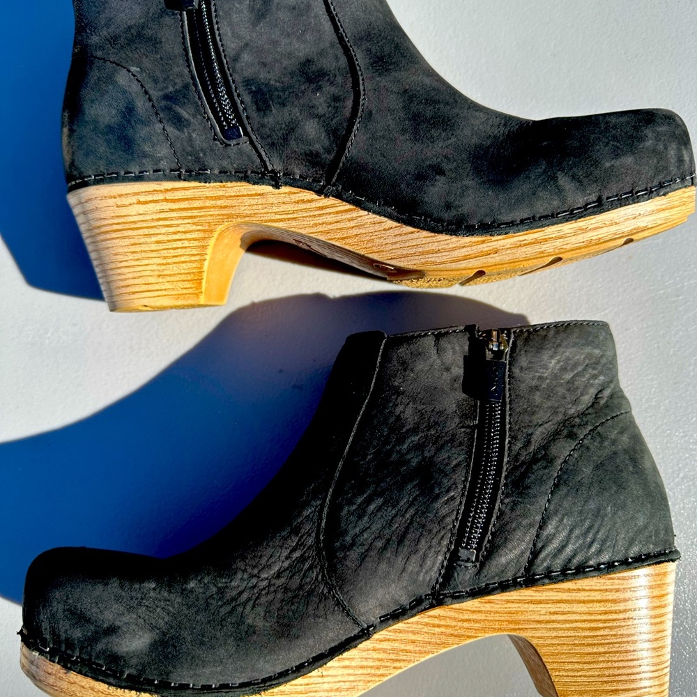 Dansko Women’s Maria Low Heel Comfort Boots Black Leather Sz 37 (7) 2” heel.